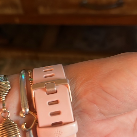 COPY - Fitbit pink Versa 2 - Picture 11 of 12